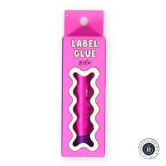 Vorderansicht der pinken Verpackung mit Aufhänge-Lasche, zwei Herzchen-Symbolen und wellenförmigem Sichtfenster, durch das der Klebestift zu sehen ist.
