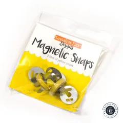 Verpackung der Sassafras-Lane-Magnetverschlüsse in Gelb mit Aufschrift Magnetic Snaps, 2 sets of yellow snaps.