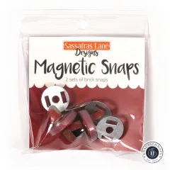 Vorderseite der Verpackung 'Magnetic Snaps' von Sassafras Lane Designs mit Aufschrift '2 sets of brick snaps'.