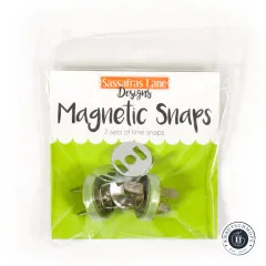 Vorderseite der Verpackung 'Magnetic Snaps' von Sassafras Lane Designs mit Aufschrift '2 sets of lime snaps'.