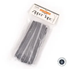 Originalverpackung der Sassafras Lane Zipper Tape in Black Stripe, 3 Yards Reißverschlussband in der wiederverschließbaren Verpackung.