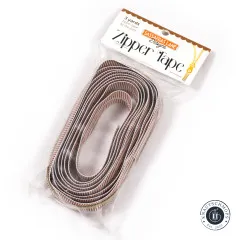 Originalverpackung der Sassafras Lane Zipper Tape in Earth Stripe, 3 Yards Reißverschlussband in der wiederverschließbaren Verpackung.