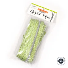 Originalverpackung der Sassafras Lane Zipper Tape in Lime Stripe, 3 Yards Reißverschlussband in der wiederverschließbaren Verpackung.