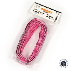 Originalverpackung der Sassafras Lane Zipper Tape in Pink Stripe, 3 Yards Reißverschlussband in der wiederverschließbaren Verpackung.