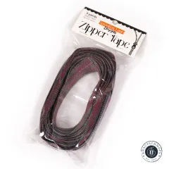 Originalverpackung der Sassafras Lane Zipper Tape in Rainbow Iridescent, 3 Yards Reißverschlussband in der wiederverschließbaren Verpackung.