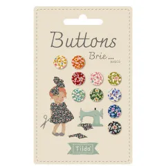 Vollständige Ansicht der Verpackungskarte Buttons Brie Basics mit floralen Knopfmotiven und Mädchenillustration