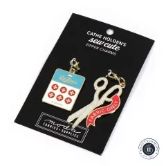 Die Zipper-Charms-Karte mit Scheren- und Knopf-Anhänger von vorne.