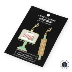 Die Zipper-Charms-Karte mit Torte- und Nudelholz-Anhänger von vorne.