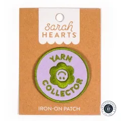 Iron-On Patch „Yarn Collector" frontal auf der Sarah-Hearts-Verpackungskarte.