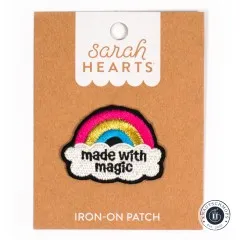 Iron-On Patch „Made with Magic" frontal auf der Sarah-Hearts-Verpackungskarte.