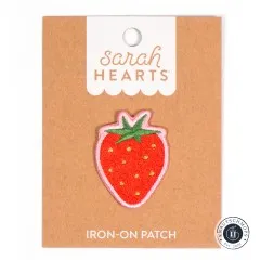 Iron-On Patch „Strawberry" frontal auf der Sarah-Hearts-Verpackungskarte.