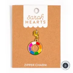 Zipper Charm „Color Wheel" frontal auf der Sarah-Hearts-Verpackungskarte.