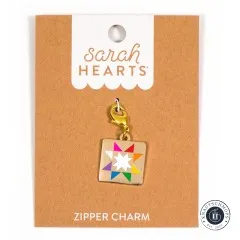 Zipper Charm „Quilt Star" frontal auf der Sarah-Hearts-Verpackungskarte.