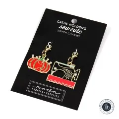 Die Zipper-Charms-Karte mit Nähmaschinen- und Nadelkissen-Anhänger in schräger Perspektive.