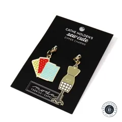 Die Zipper-Charms-Karte mit Stoffballen- und Schneiderpuppen-Anhänger in schräger Perspektive.