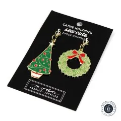 Die Zipper-Charms-Karte mit Weihnachtsbaum- und Kranz-Anhänger in schräger Perspektive.