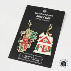 Die Zipper-Charms-Karte mit Truck- und Haus-Anhänger in schräger Perspektive.