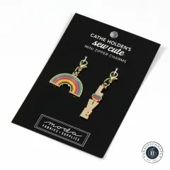 Die Mini-Zipper-Charms-Karte mit Regenbogen- und 'Love'-Anhänger in schräger Perspektive.