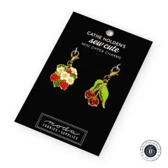 Die Mini-Zipper-Charms-Karte mit Erdbeer- und Kirsch-Anhänger in schräger Perspektive.