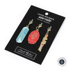 Die Zipper-Charms-Karte mit den drei Schriftzug-Anhängern in schräger Perspektive.