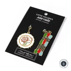 Die Zipper-Charms-Karte mit Stickrahmen- und Stickgarn-Anhänger, Frontalansicht.
