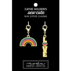 Die Mini-Zipper-Charms-Karte mit Regenbogen- und 'Love'-Anhänger, Frontalansicht.