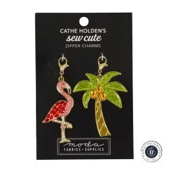 Die Zipper-Charms-Karte mit Flamingo- und Palmen-Anhänger, Frontalansicht.