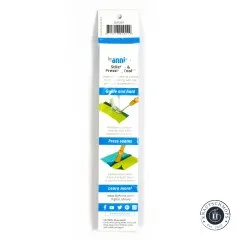 Rückseite der Verpackung mit Illustrationen zur Nutzung als Platzierhilfe und Falzwerkzeug sowie Barcode.