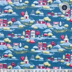 Tilda Village Blue Baumwollstoff flach ausgelegt mit Dorflandschaft in Blau, Rot und Grün, cm-Lineal