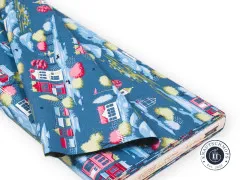 Gefaltete Stoffrolle Tilda Village Life Village Blue mit sichtbarer Webkante und Stoffbezeichnung