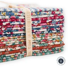 Detailansicht der Stoffkanten im Village Life Bundle mit Blumenmustern in Beere, Blau und Rostrot