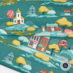 Gefalteter Tilda Baumwollstoff Village Teal mit Dorfmotiv in Petrol, Rosa und Senfgelb