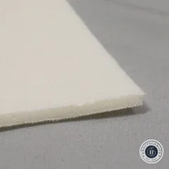 Nahaufnahme zeigt die flauschige Struktur und Dicke des Schaumvlieses