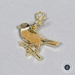 Nahaufnahme des Anhängers in Form eines kleinen bunten Vogels.