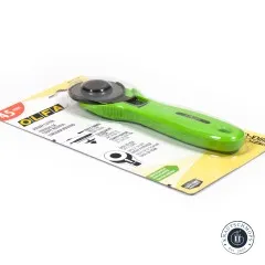 Vorder- und Rückseite der Olfa-Rollschneider-Verpackung nebeneinander.