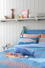 Kinderzimmer-Szene mit Wal-Patchwork-Quilt und Kissen aus der Summer-Kollektion.