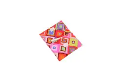 Sew Simple Wallet in buntem Karo-Muster, diagonal mit Geldschein im Fach.