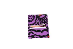 Sew Simple Wallet in lila-schwarzem Muster, geöffnet mit mehreren Karten im Fach.