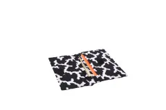 Sew Simple Wallet in schwarz-weißem Muster, geöffnet mit Geldschein und Nagelfeile.