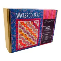 Watercourse Quilt Kit Verpackung schräg von der Seite mit blauem Fischmuster und Quiltmotiv