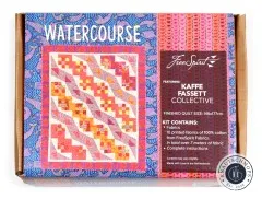 Watercourse Quilt Kit Karton frontal mit Quiltbild, Kit-Inhalt und Fertigmaß 146x177 cm
