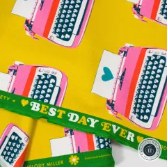 Nahaufnahme der bedruckten Webkante mit dem Schriftzug „Best Day Ever“ und Designerangabe „Melody Miller“.