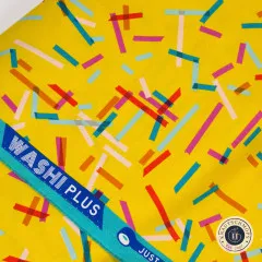 Nahaufnahme der bedruckten Webkante mit dem Kollektionsnamen „Washi Plus“ und angeschnittenem Slogan-Schriftzug.