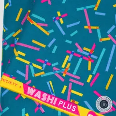 Nahaufnahme der bedruckten Webkante in Pink und Gelb mit dem Kollektionsnamen „Washi Plus“.