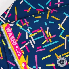 Nahaufnahme der bedruckten Webkante mit dem Kollektionsnamen „Washi Plus“ und angeschnittenem Slogan-Schriftzug.