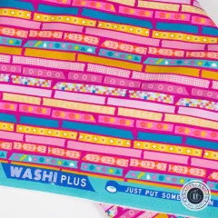 Nahaufnahme der bedruckten Webkante in Türkis mit dem Kollektionsnamen „Washi Plus“ und angeschnittenem Slogan-Schriftzug.