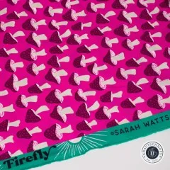 Nahaufnahme der bedruckten Webkante mit Kollektionsnamen „Firefly“ und Designerangabe „Sarah Watts“.