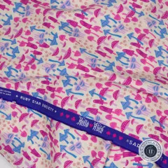 Nahaufnahme der bedruckten Webkante in Blau-Violett mit Schriftzug „Ruby Star Society“, „Hello Alice“ und Designerangabe „Sarah Watts“, inklusive Hinweis „100% Cotton Made in Japan“.