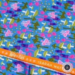 Nahaufnahme der bedruckten Webkante in Orange mit Schriftzug „Ruby Star Society“, „Hello Alice“ und Designerangabe „Sarah Watts“.