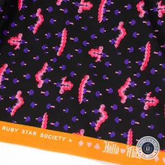 Nahaufnahme der bedruckten Webkante in Orange mit Schriftzug „Ruby Star Society“ und Kollektionsname „Hello Alice“ samt Spielkarten-Symbolen.